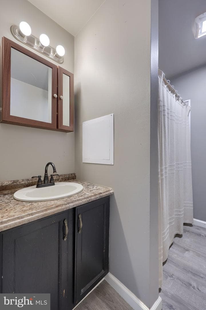 877 Richmond Road photo 25