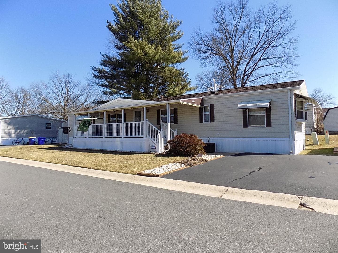 122 Seneca Avenue photo 1