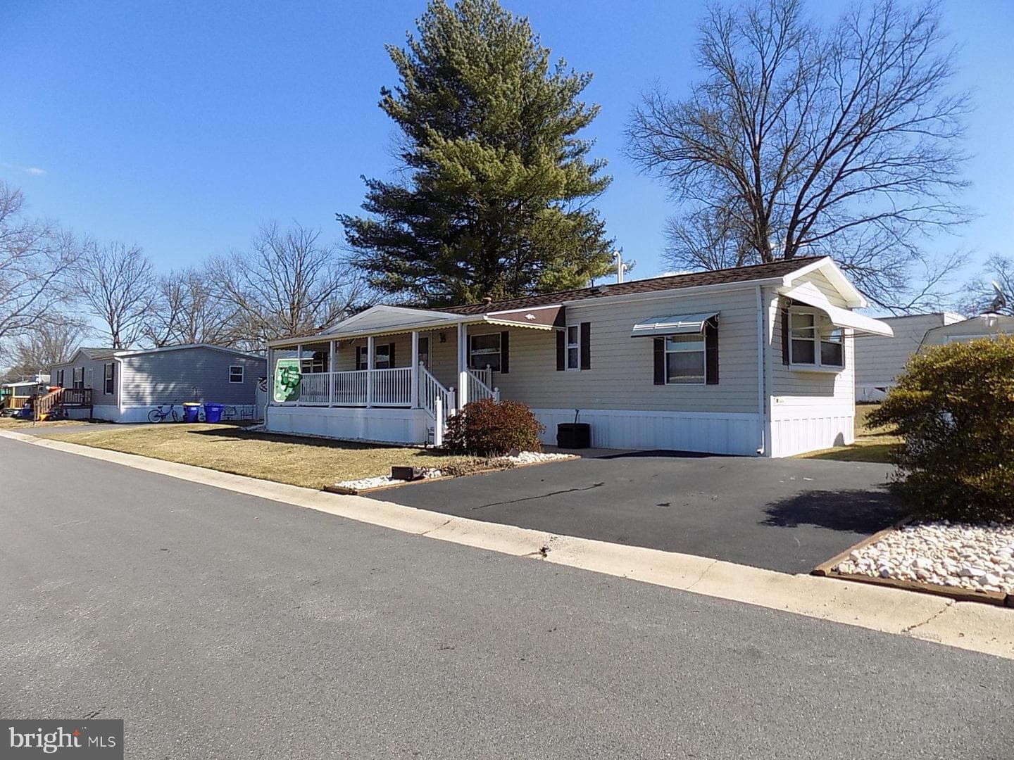 122 Seneca Avenue photo 2