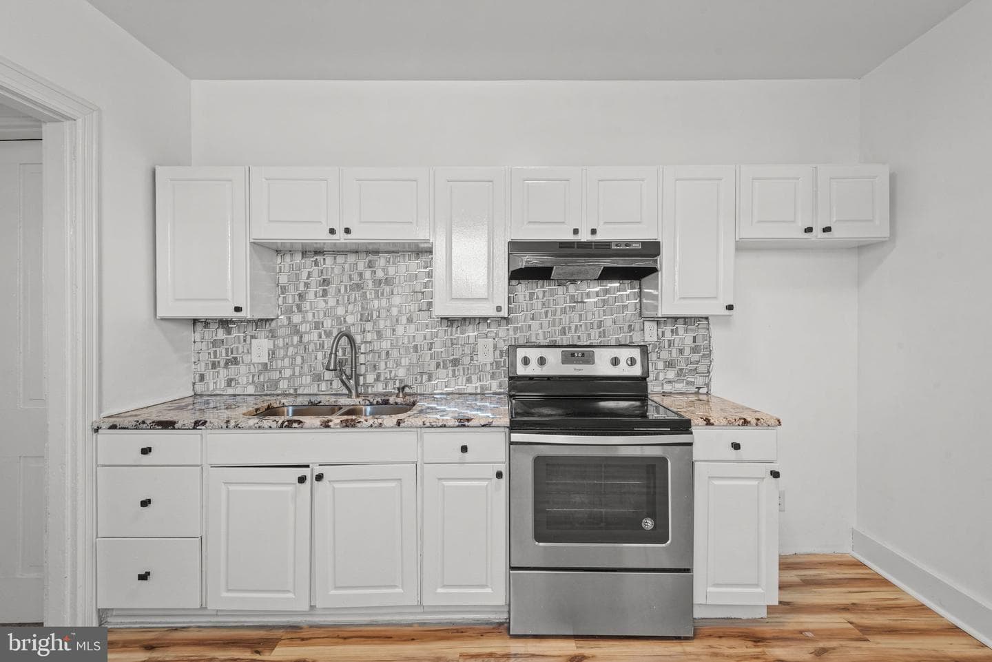126 N Queen Street photo 11