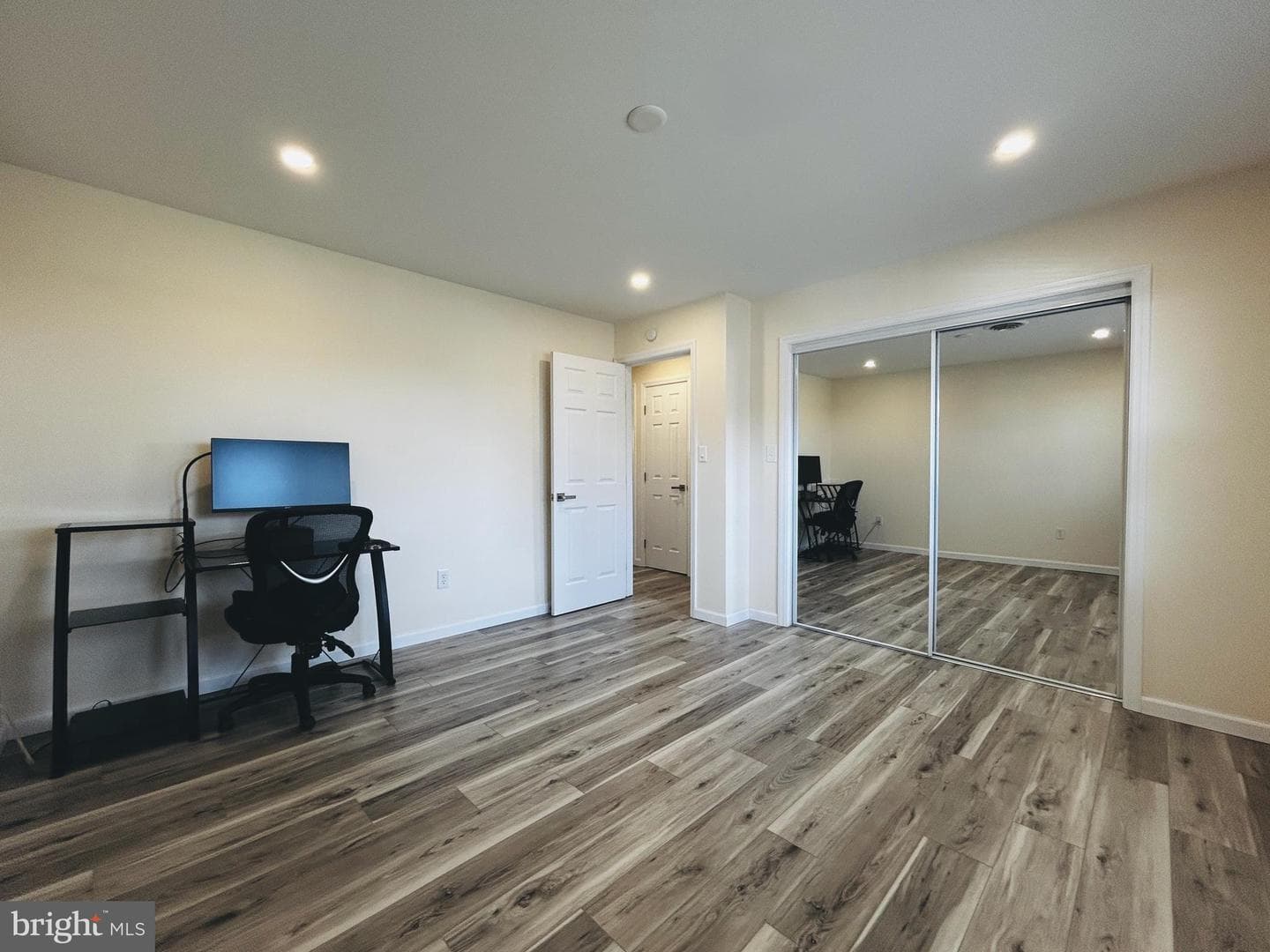 869 E Walnut Street photo 13