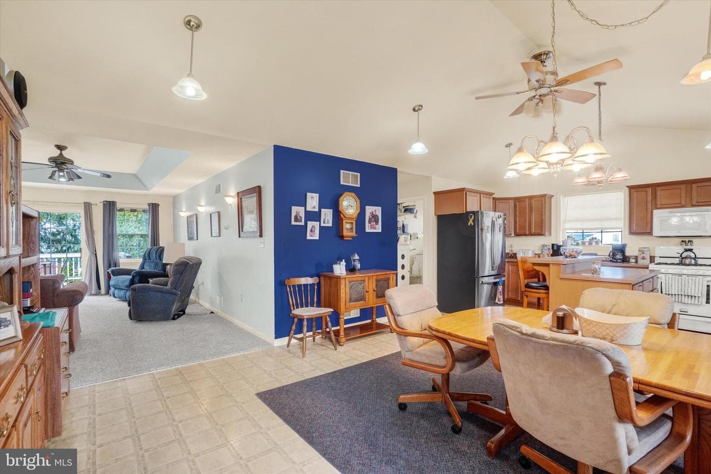 2035 Leonard Street photo 13