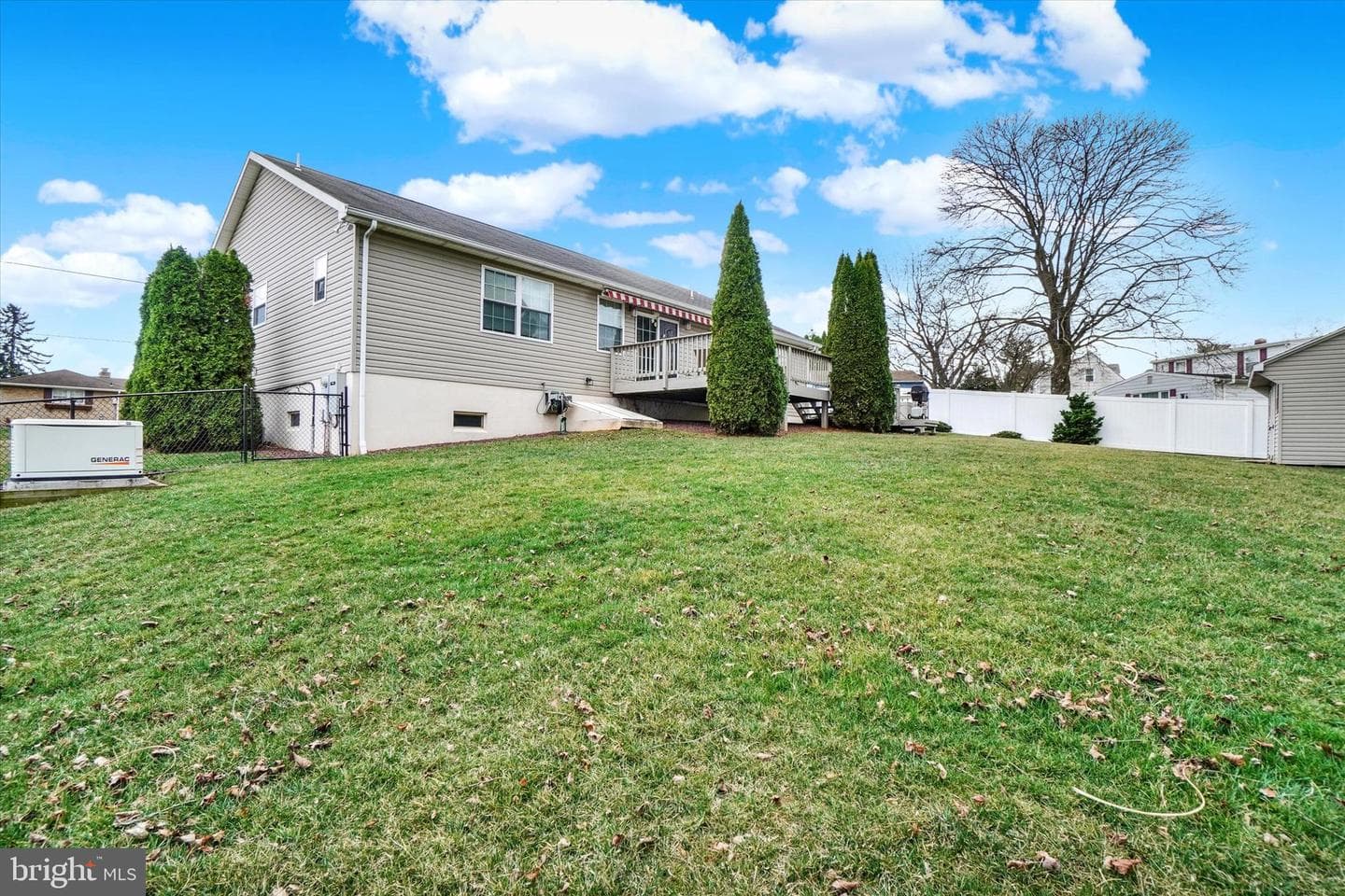 2035 Leonard Street photo 27