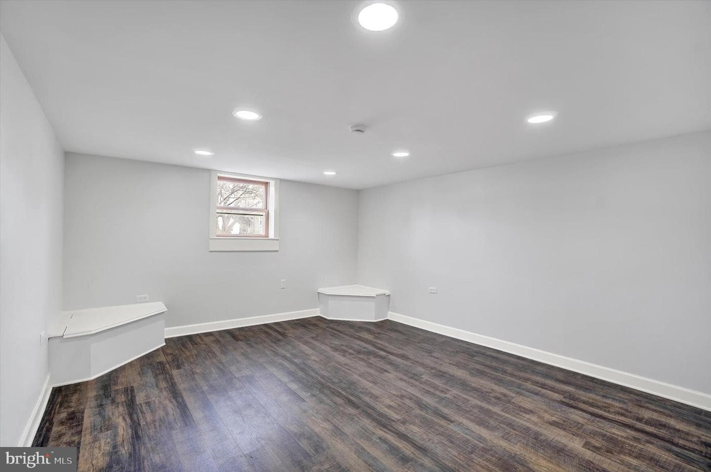 720 Elm Terrace photo 9