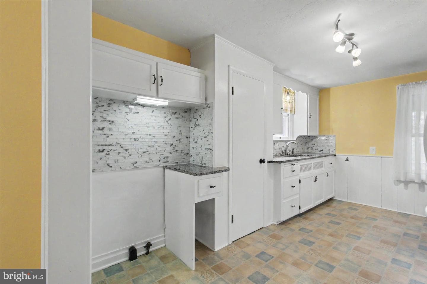 321 E Middle Street photo 15
