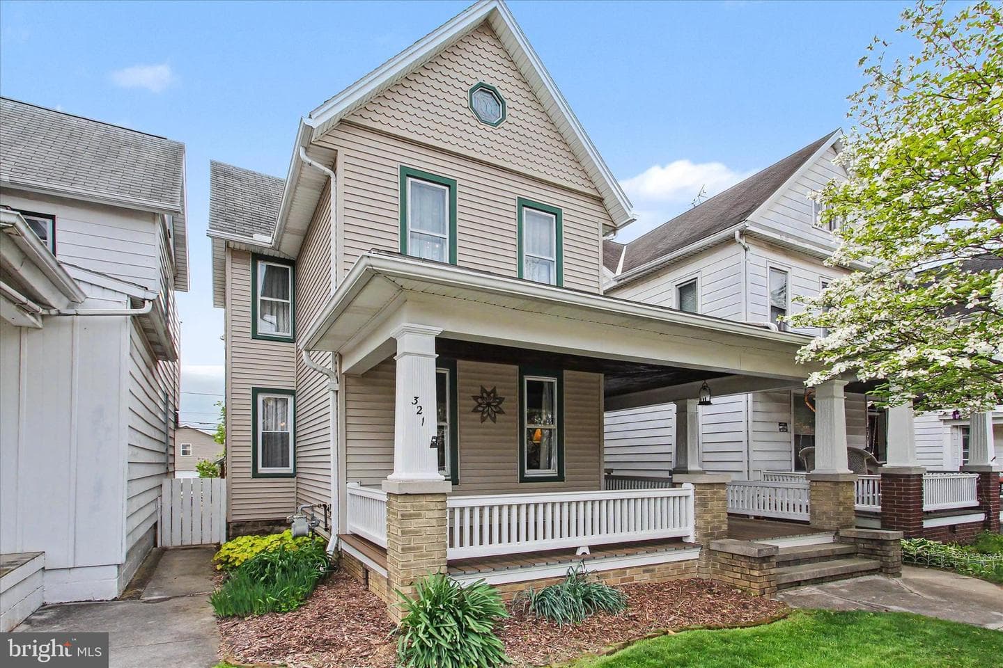 321 E Middle Street photo 2