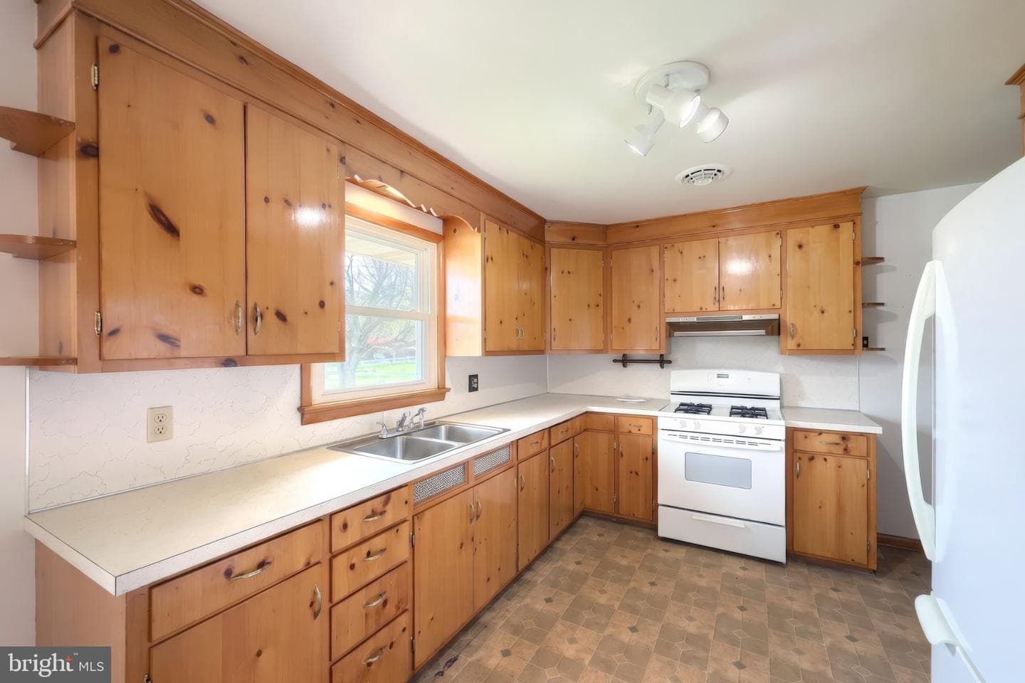 860 Witmer Road photo 12