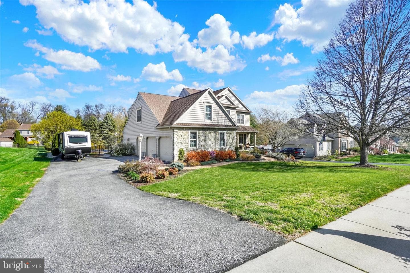 934 Castle Pond Drive photo 2