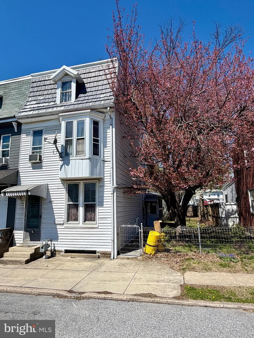 1039 E Poplar Street photo 2
