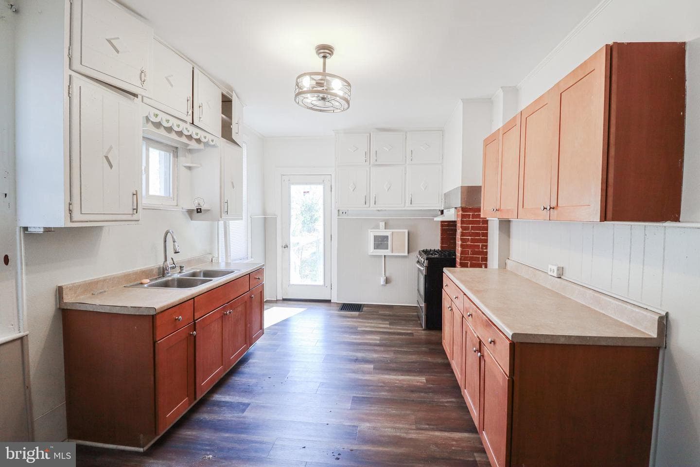 546 Smith Street photo 9