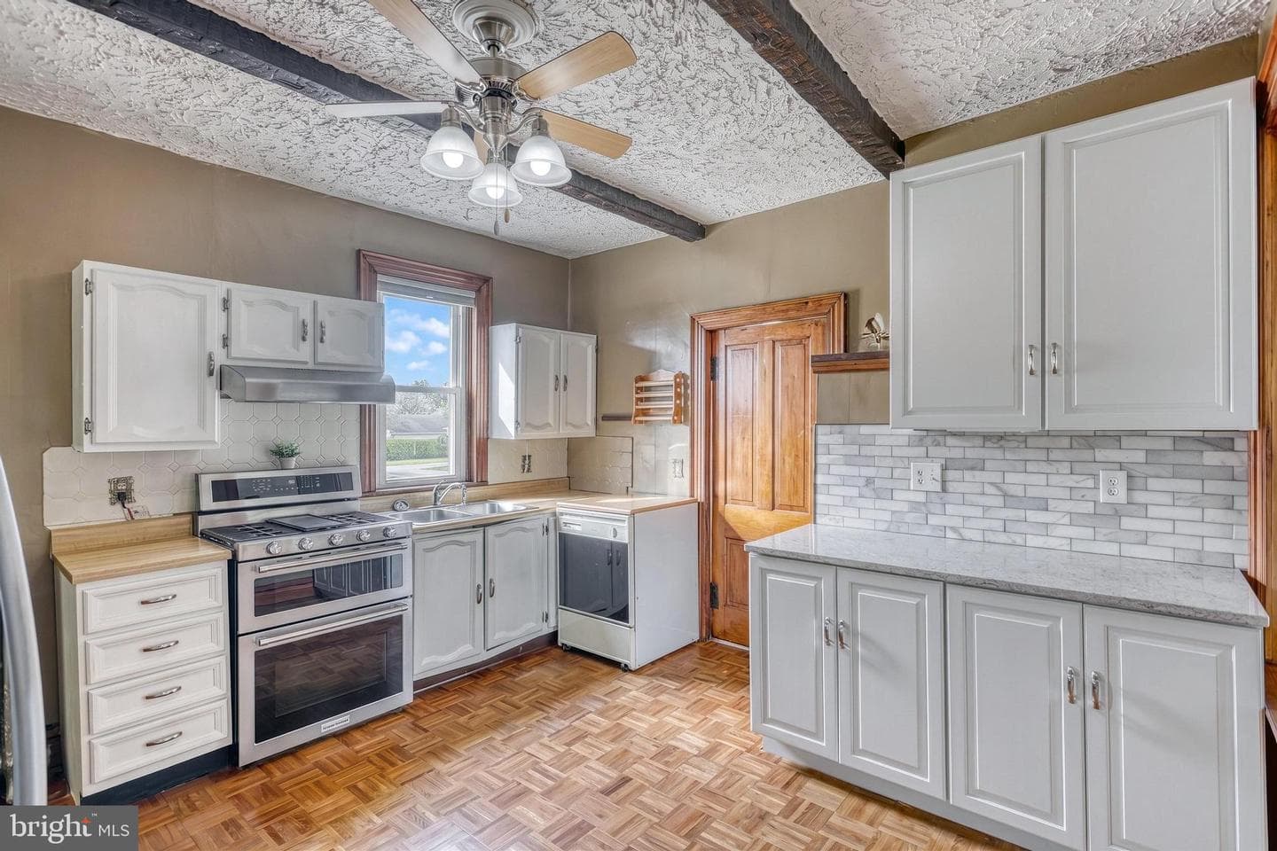 453 Carlisle Street photo 17