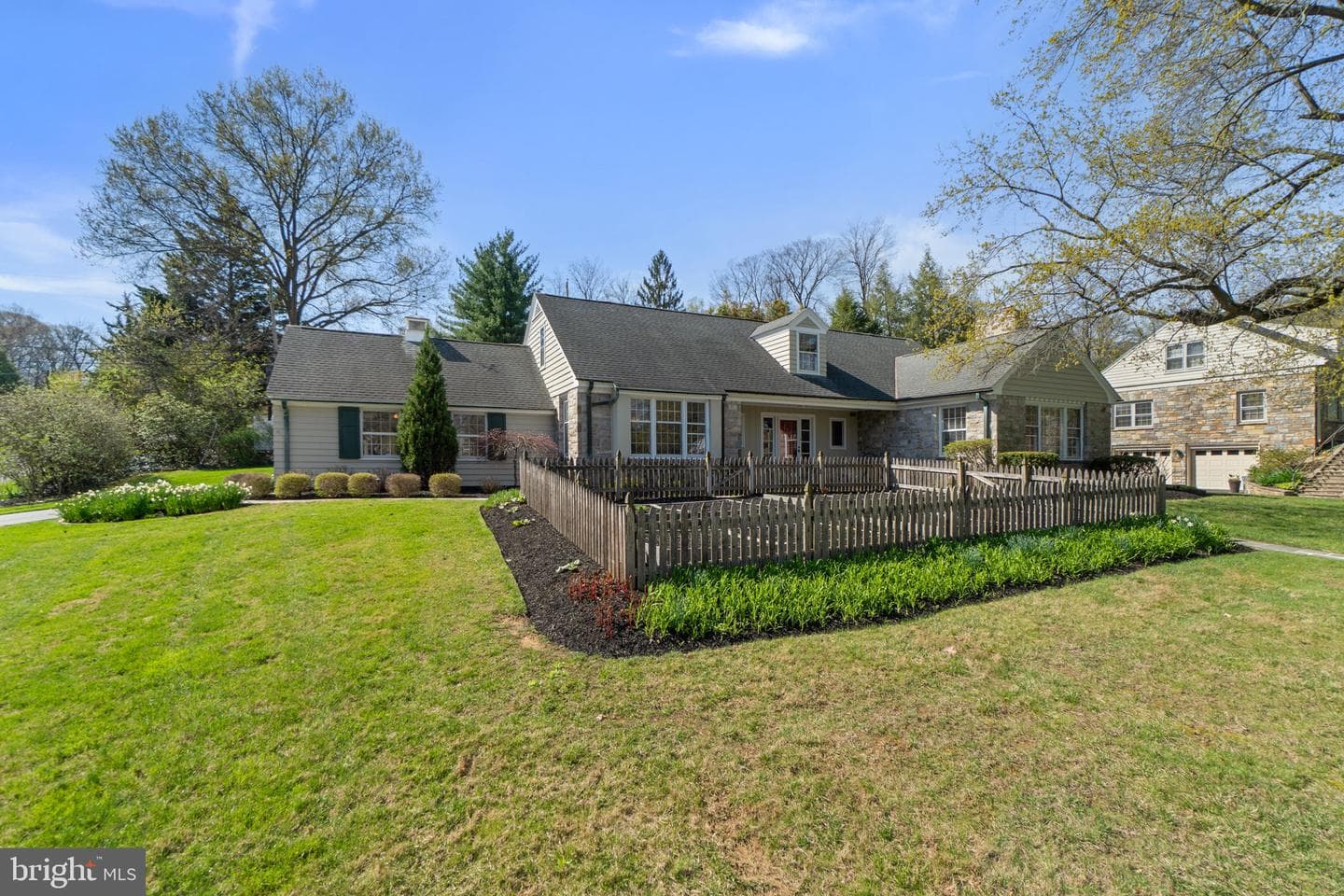 100 Edgewood Drive photo 3