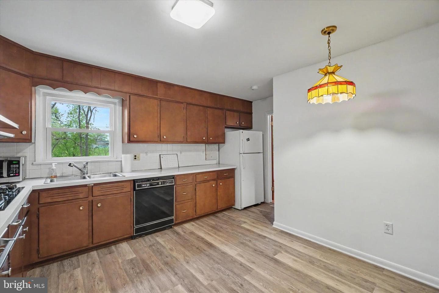 2401 Emerald Avenue photo 9