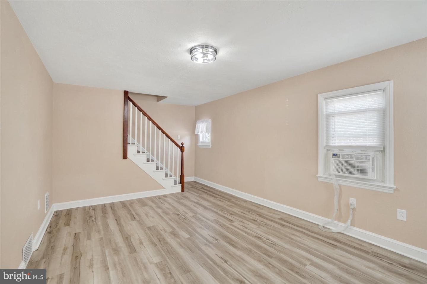 1229 W Poplar Street photo 4