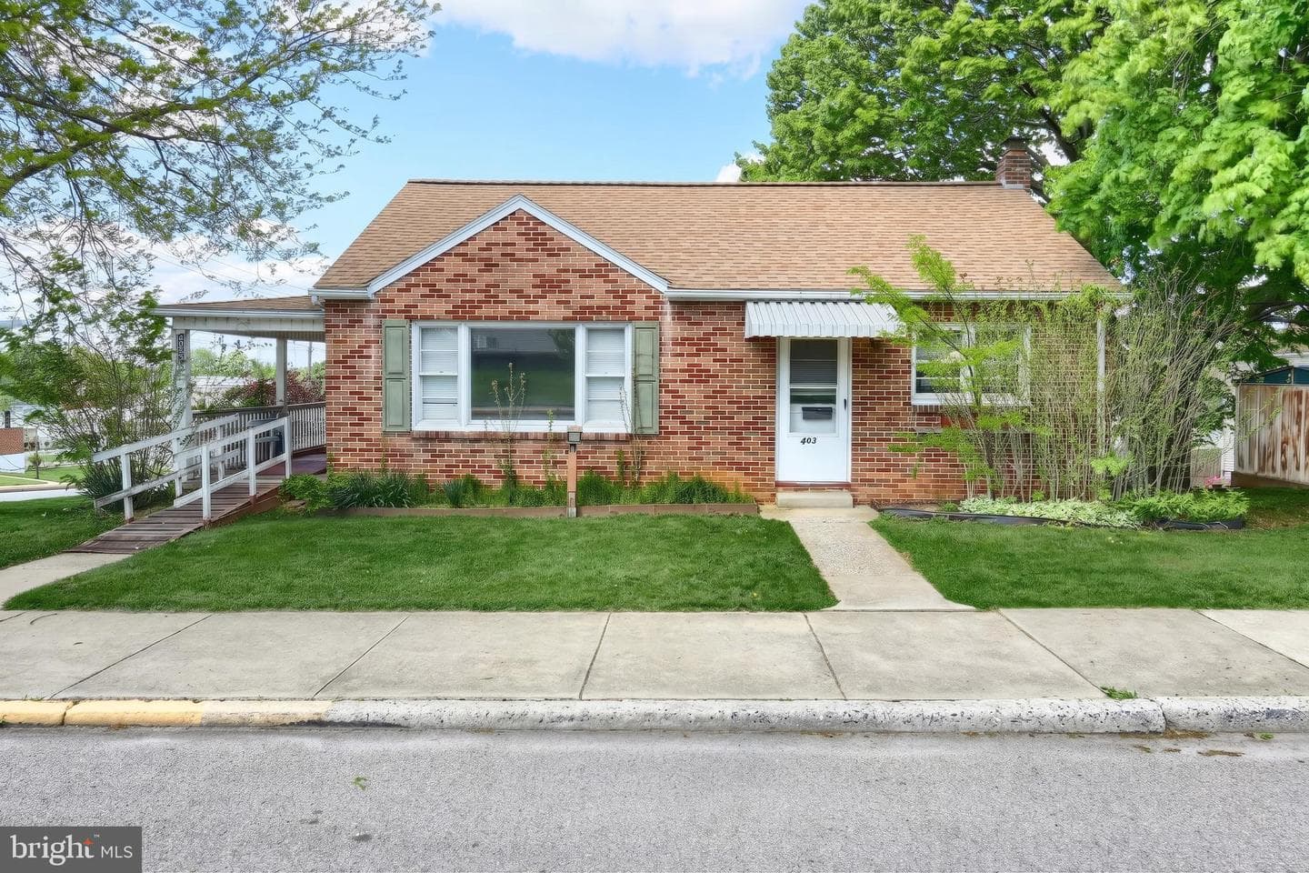 403 E Maple Street photo 1