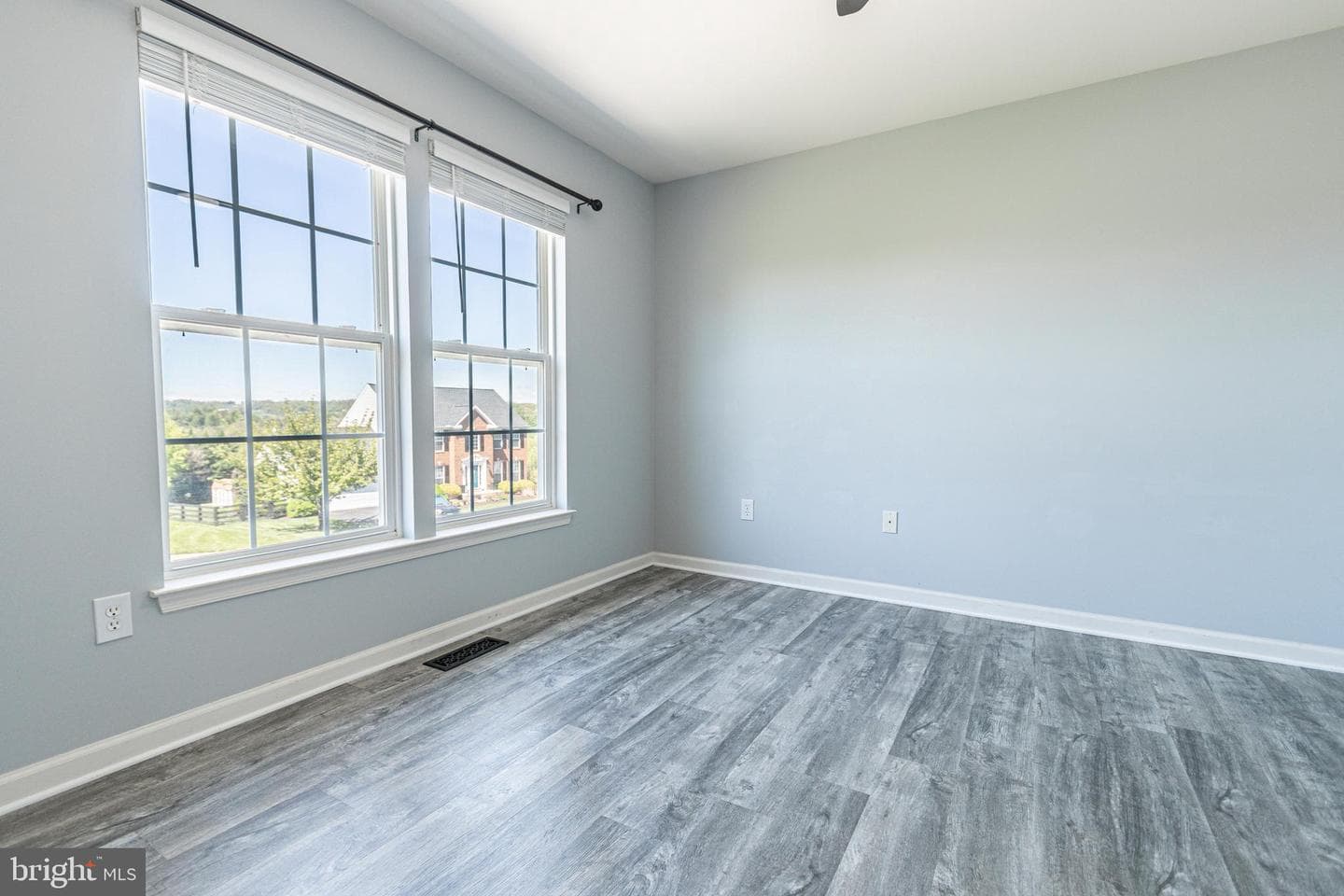 271 Courtney Court photo 6