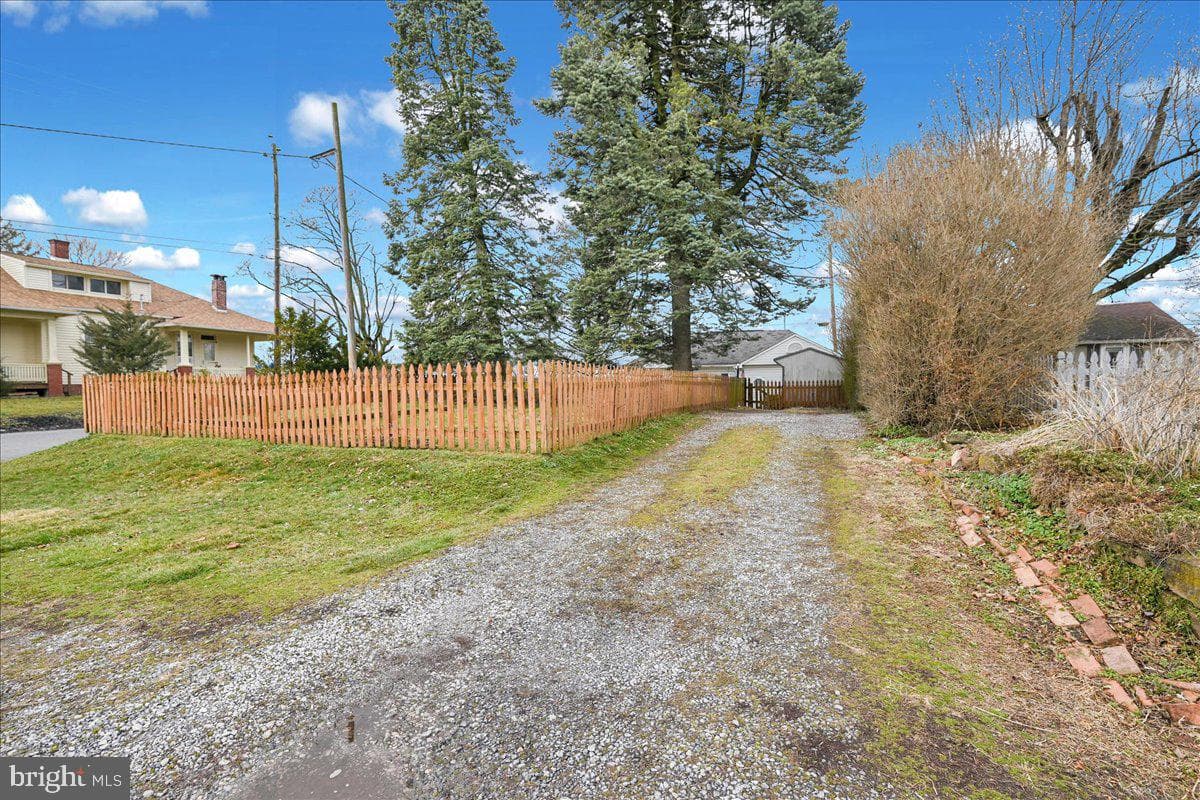 1499 W Princess Street photo 15