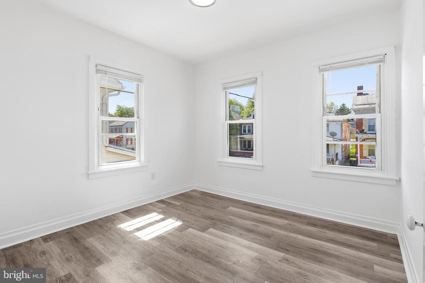 586 Baltimore Street photo 11