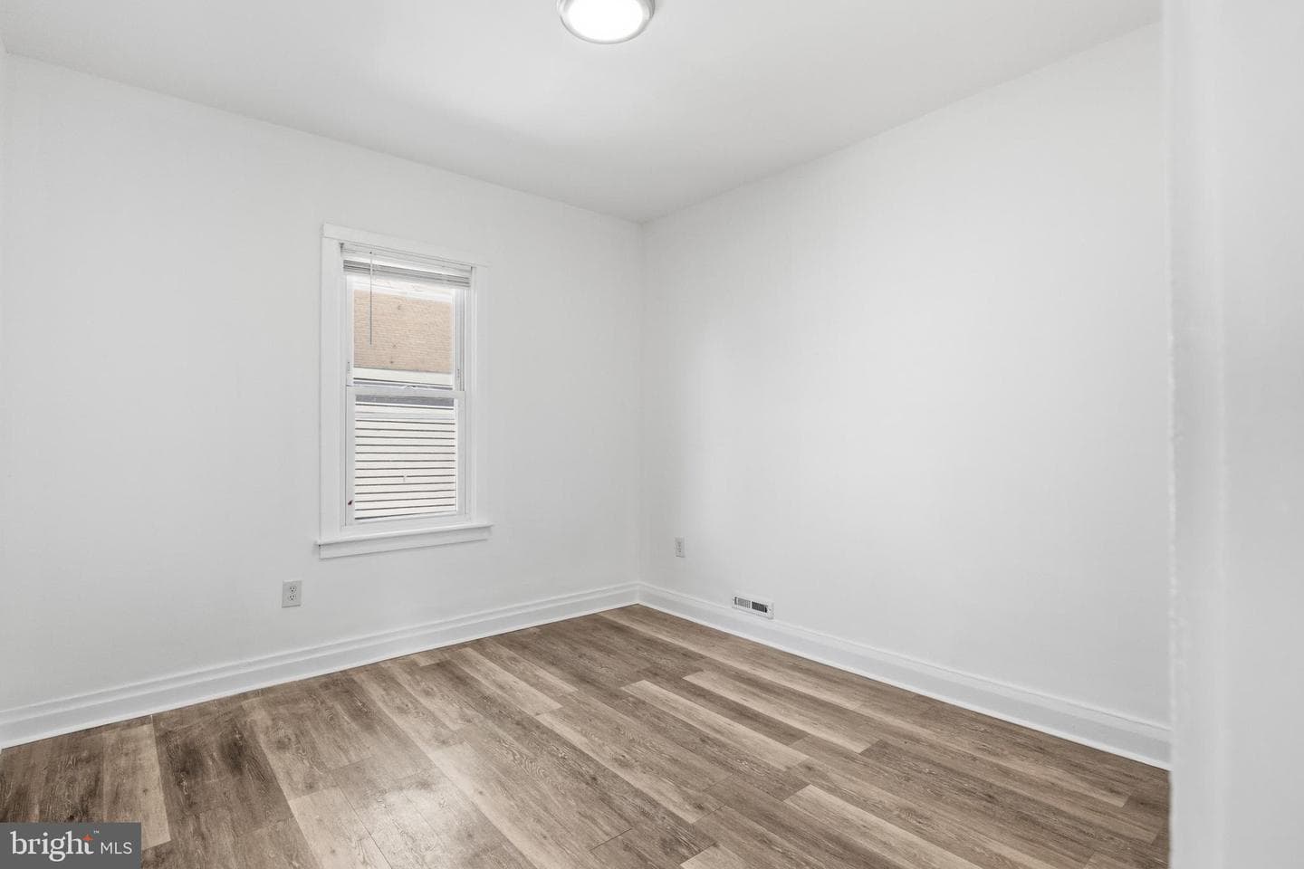 586 Baltimore Street photo 13