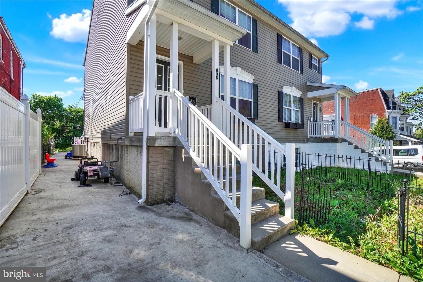 836 W Locust Street photo 3