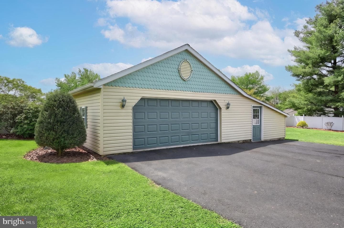 345 Westminster Avenue photo 13