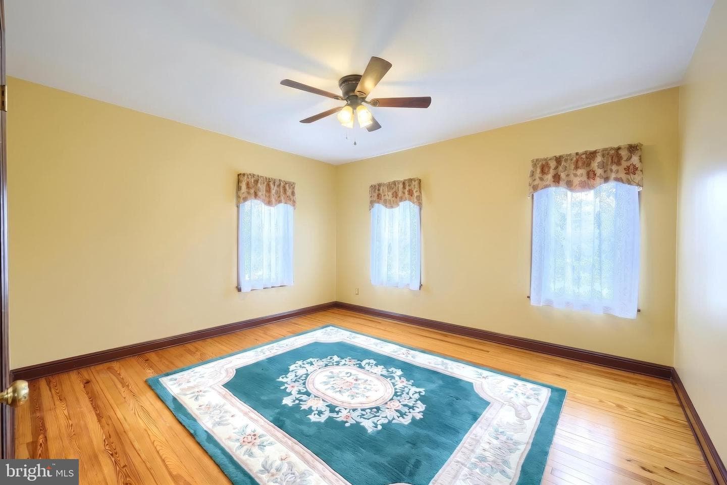 345 Westminster Avenue photo 49