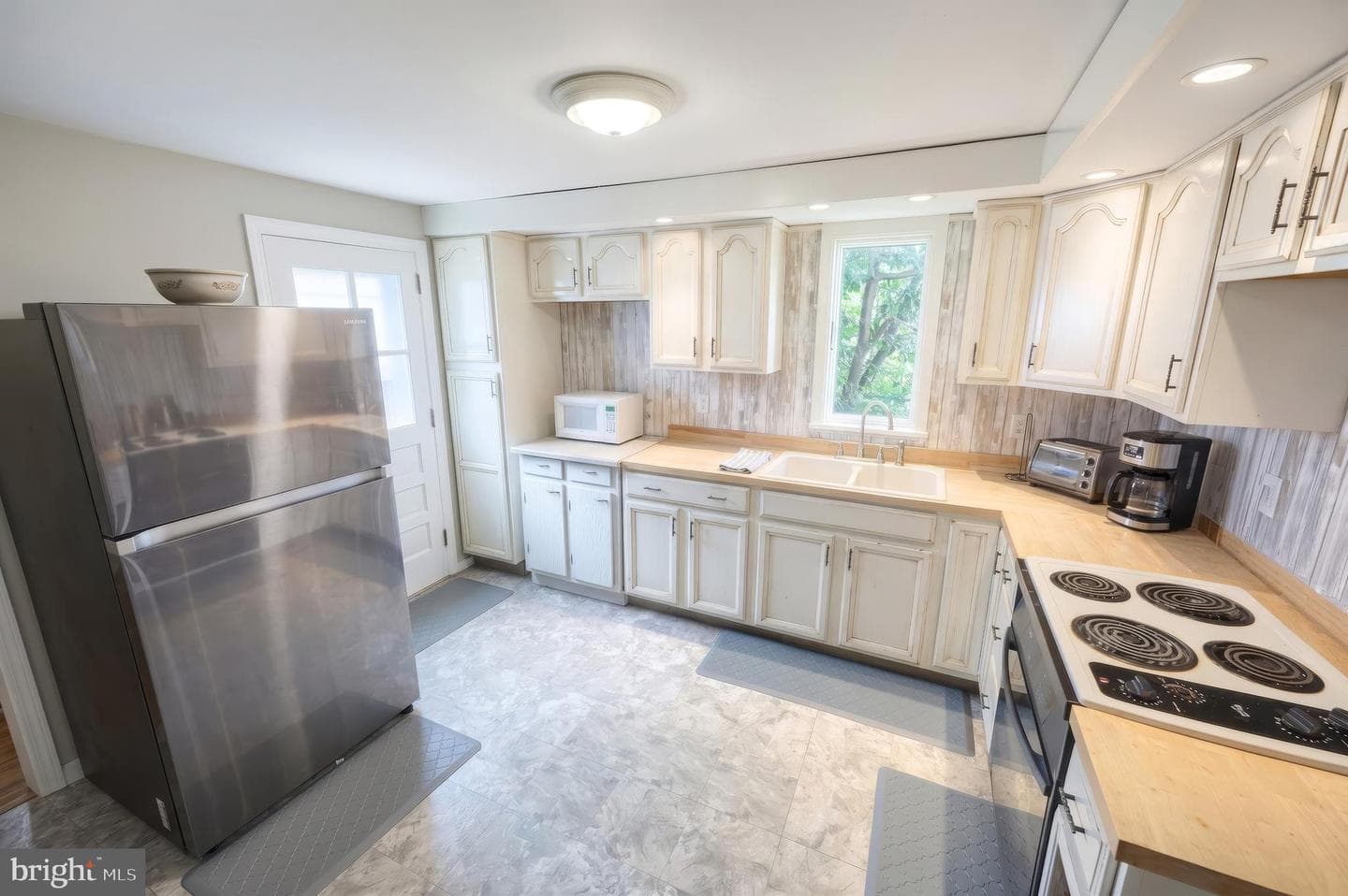 724 Village Road photo 15