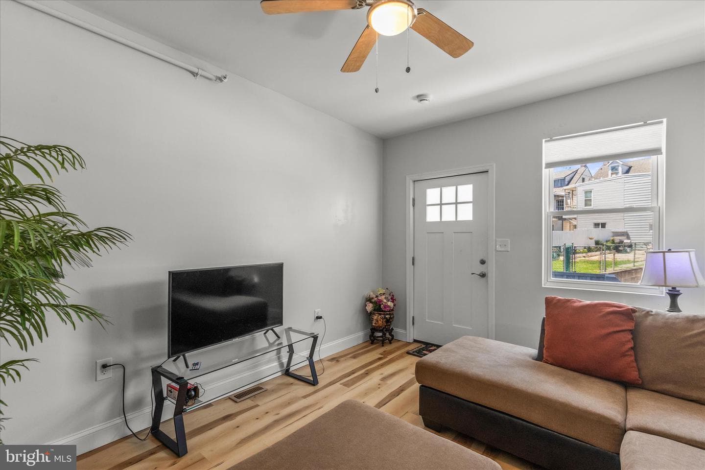 556 Salem Avenue photo 5