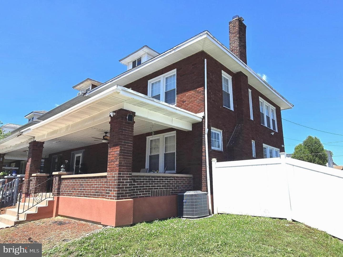 257 E Jackson Street photo 3