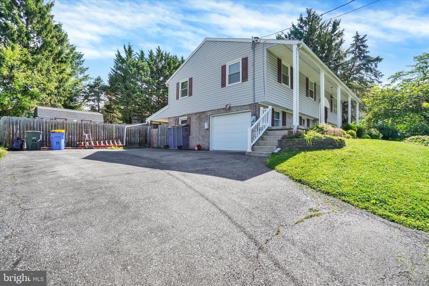 105 Lexington Road photo 4