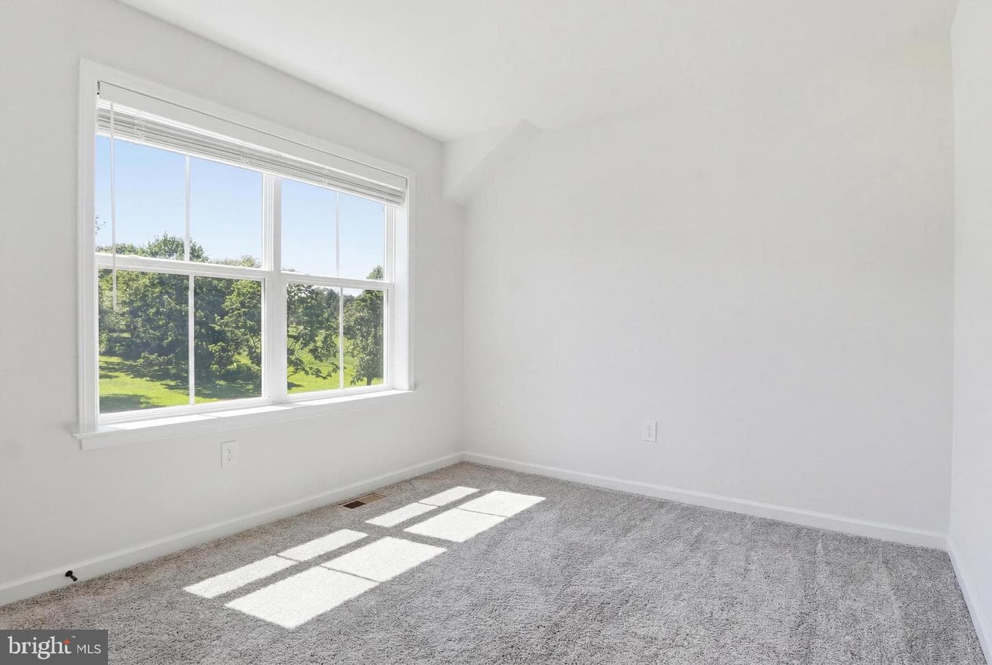 525 Dietz Road photo 32