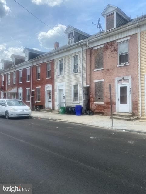 439 E Walnut Street photo 3