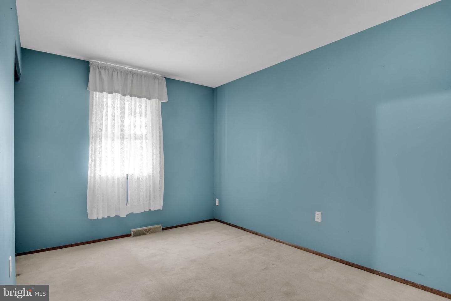 667 Diane Drive photo 13
