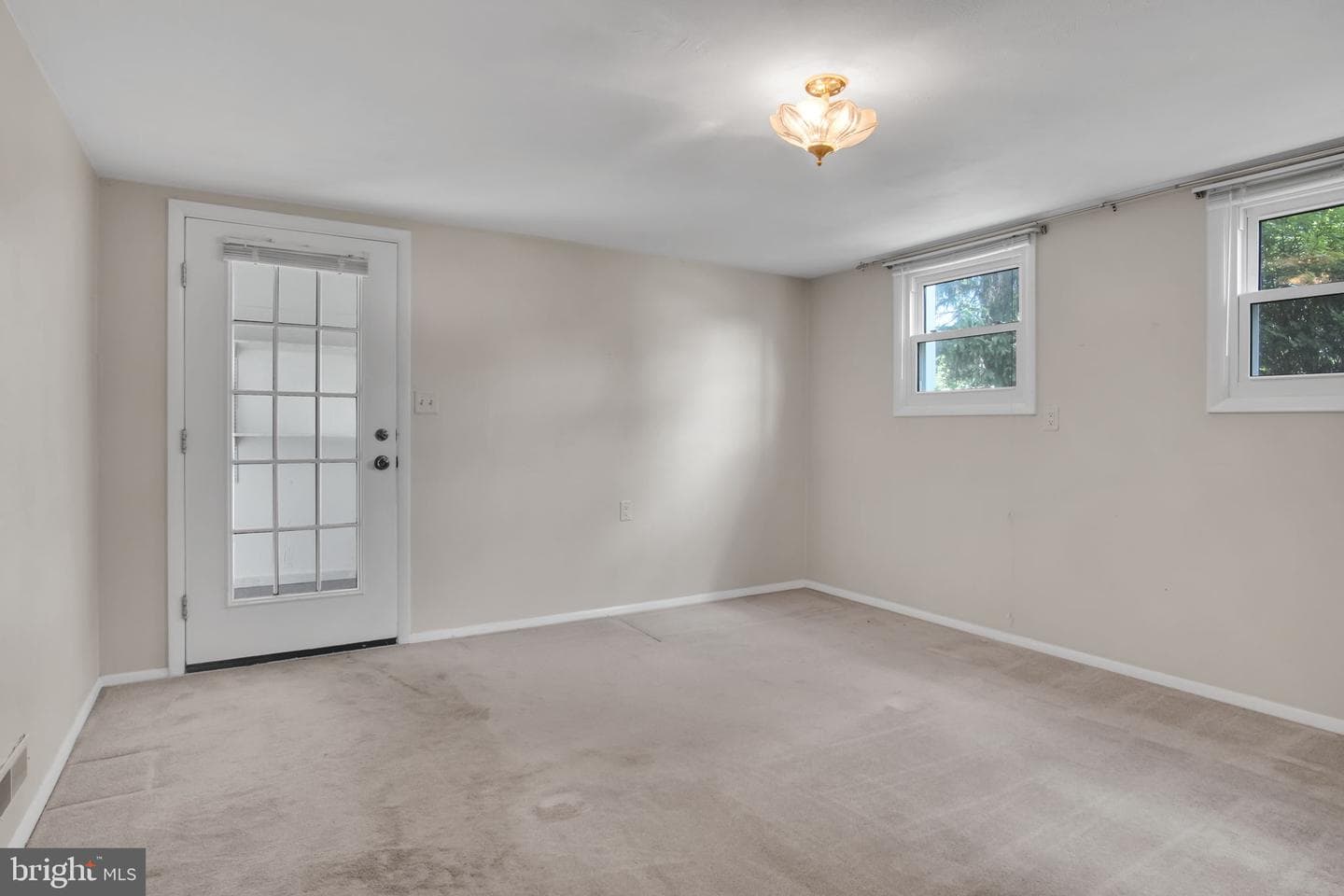 667 Diane Drive photo 16