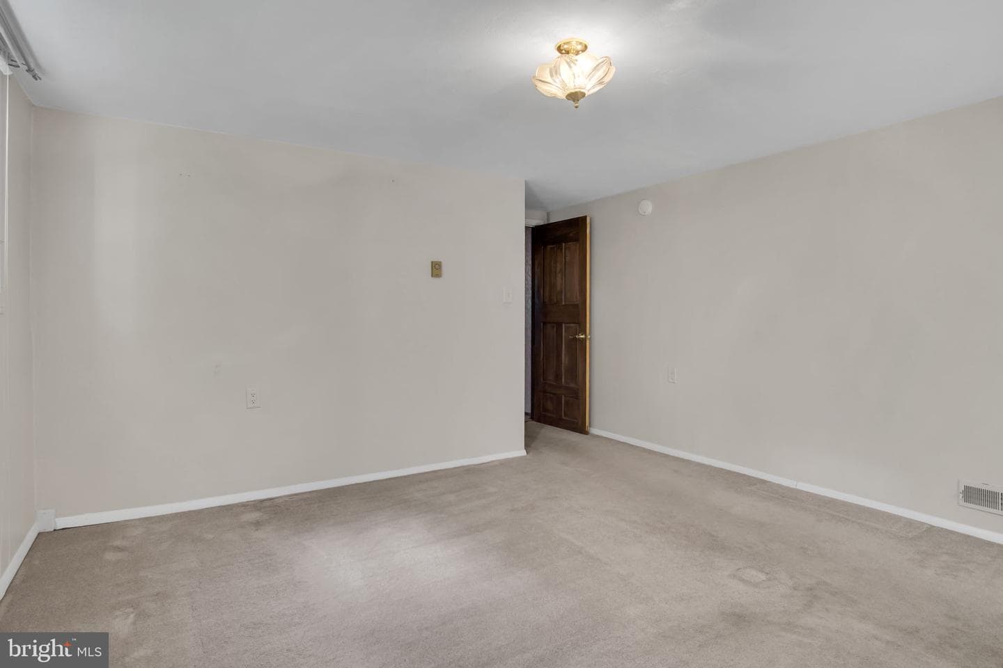 667 Diane Drive photo 17