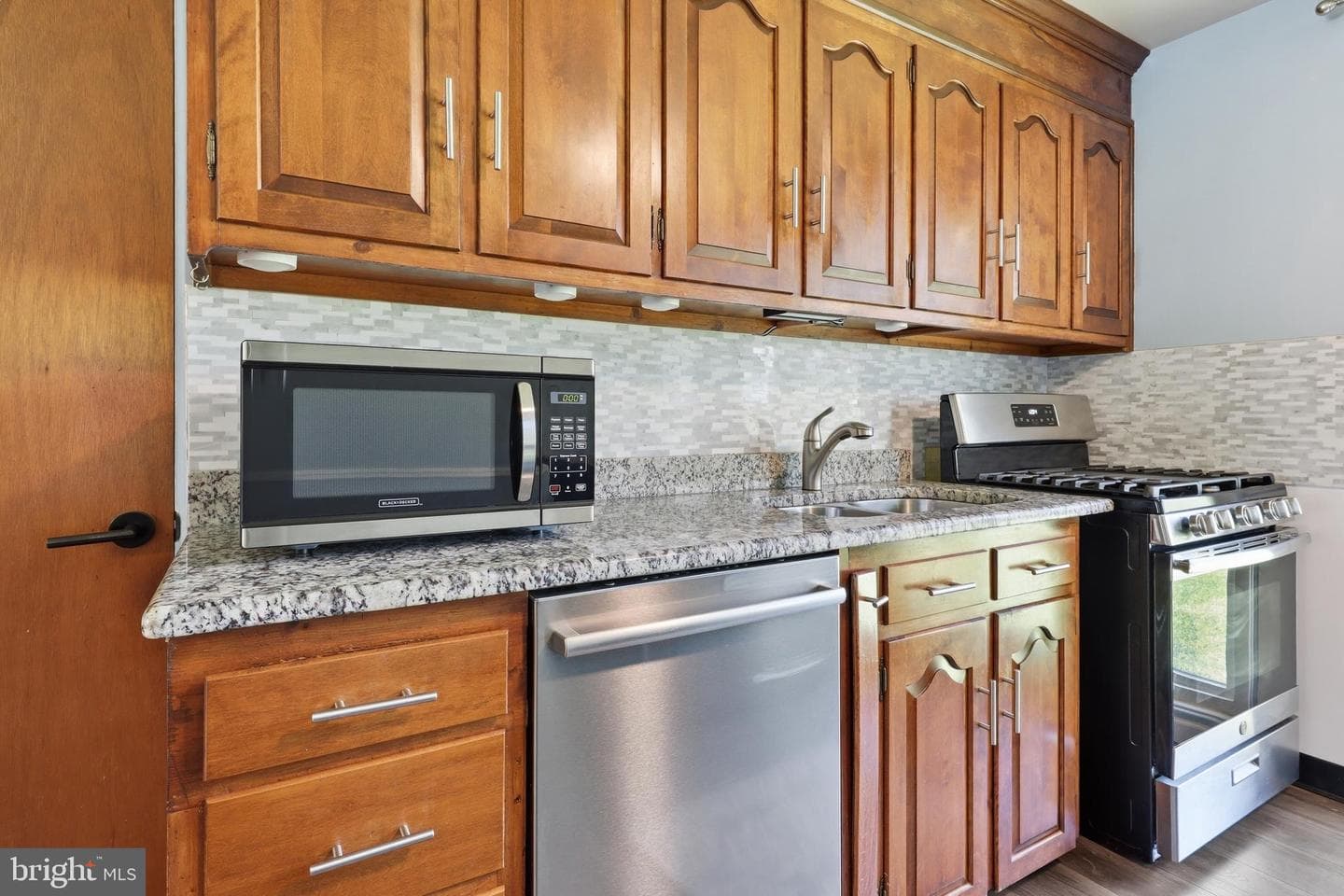 2102 Louise Avenue photo 9