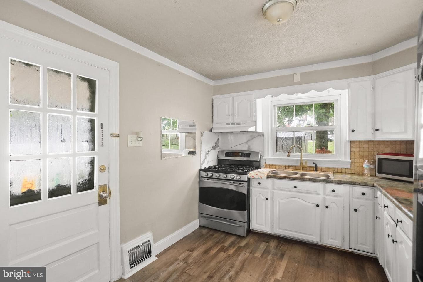 1053 E King Street photo 17
