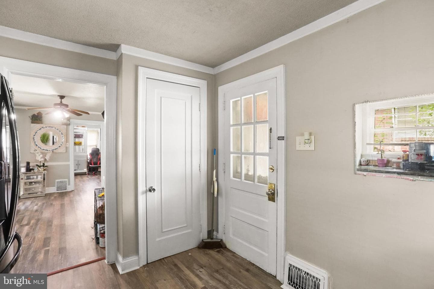 1053 E King Street photo 20