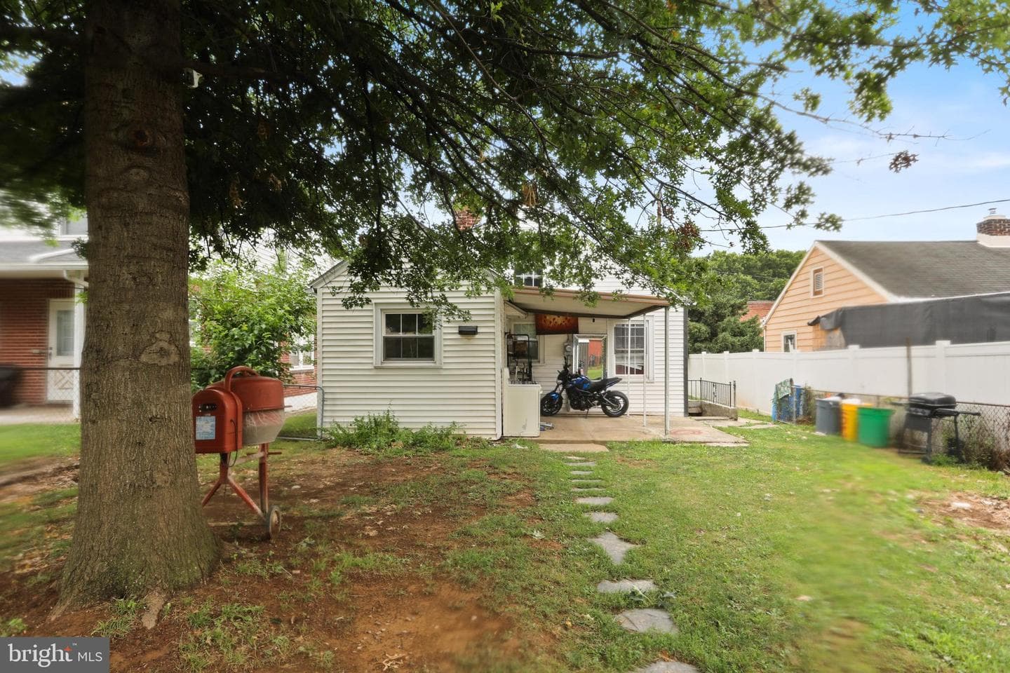 1053 E King Street photo 29