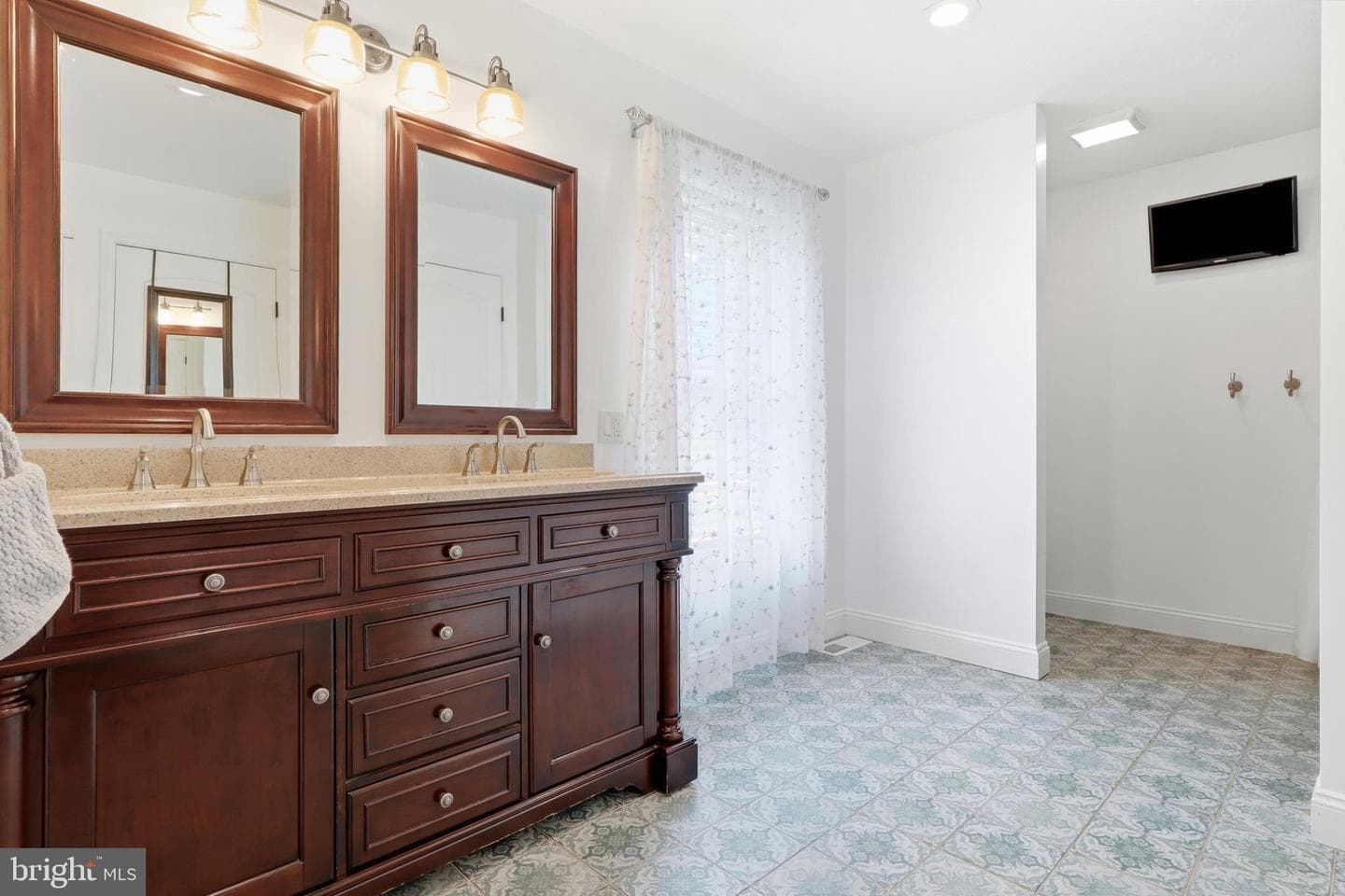 690 Academy Road photo 26