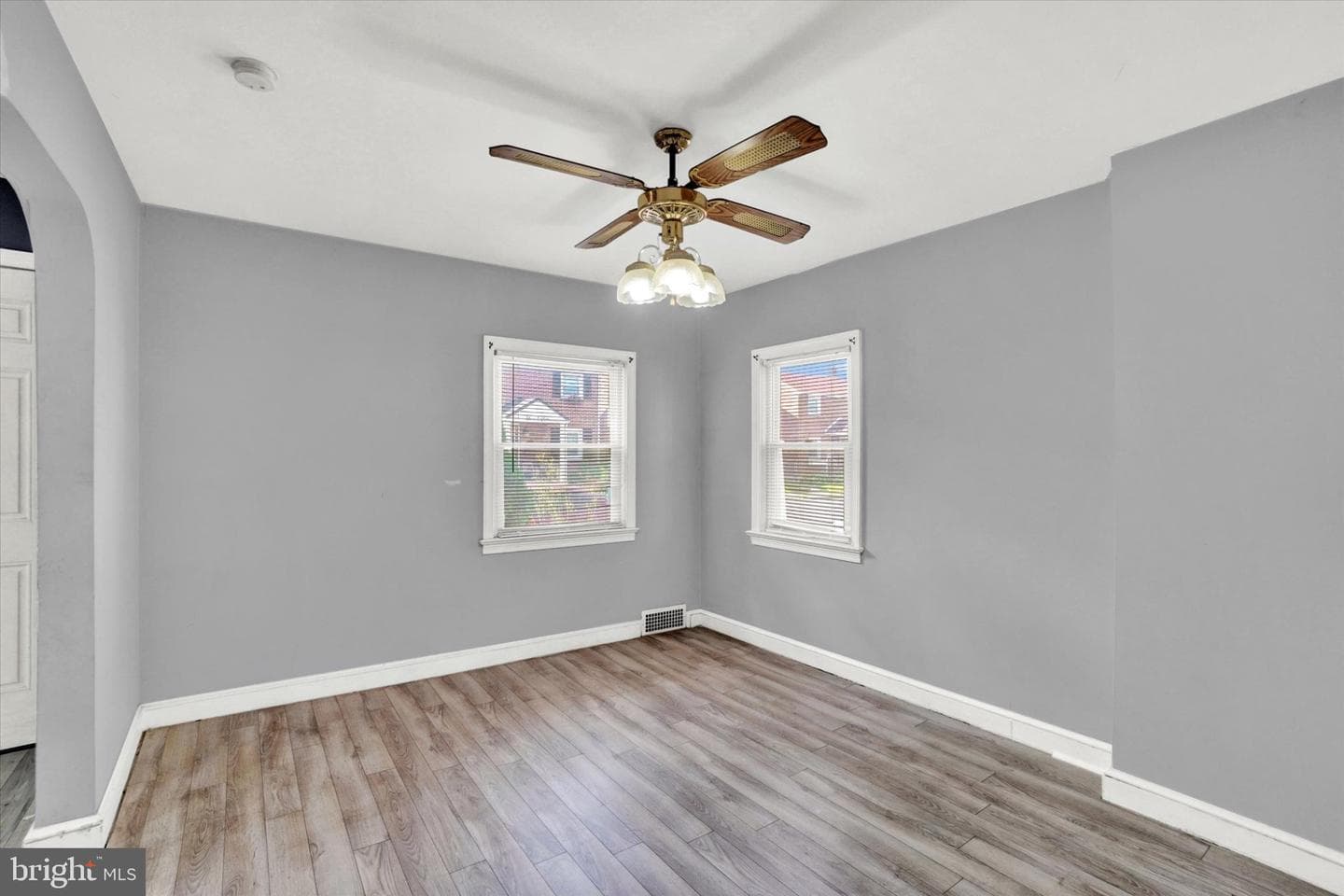 1123 E Poplar Street photo 7