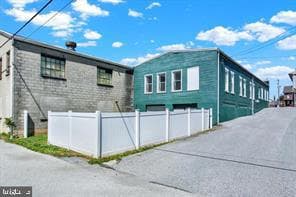 1880 W Market Street photo 54