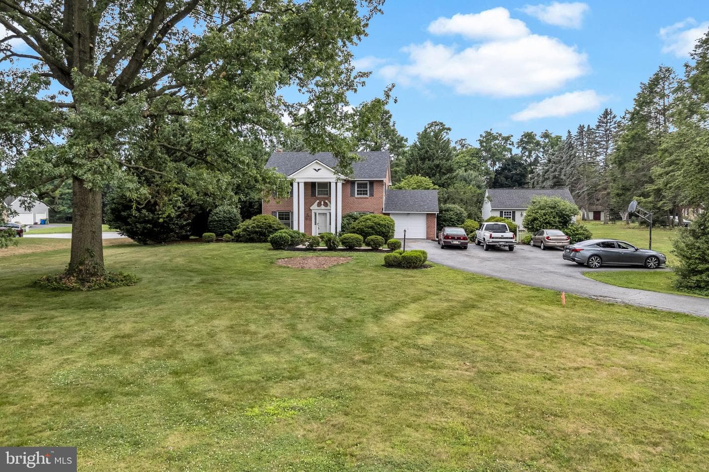 811 Greenbriar Road photo 4