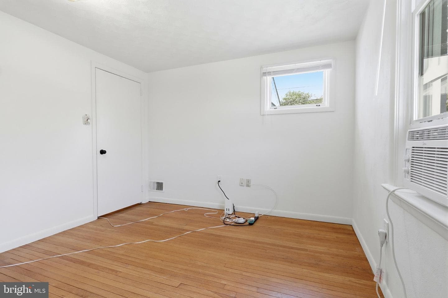 2260 S George Street photo 19