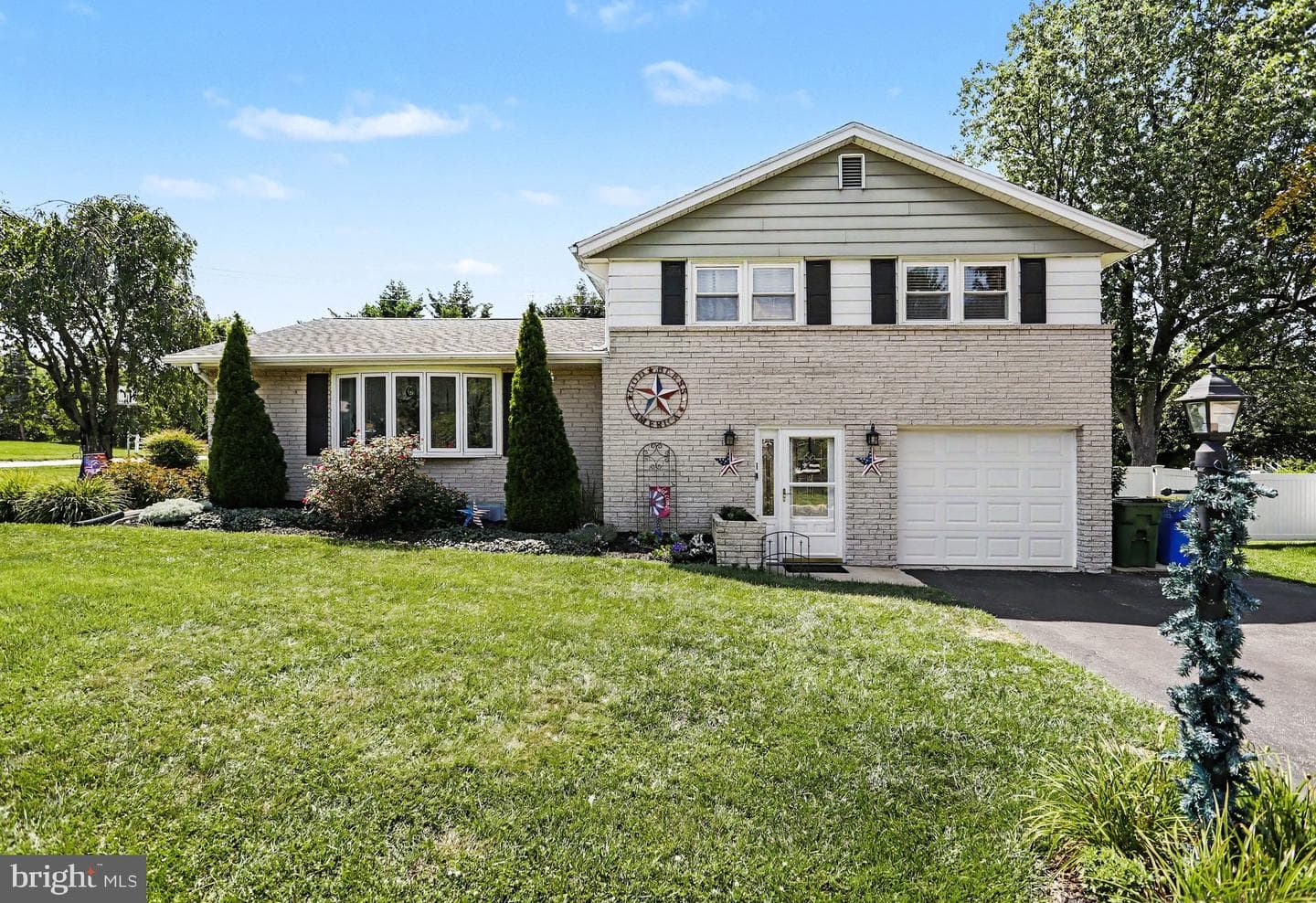 398 Folkstone Way photo 4