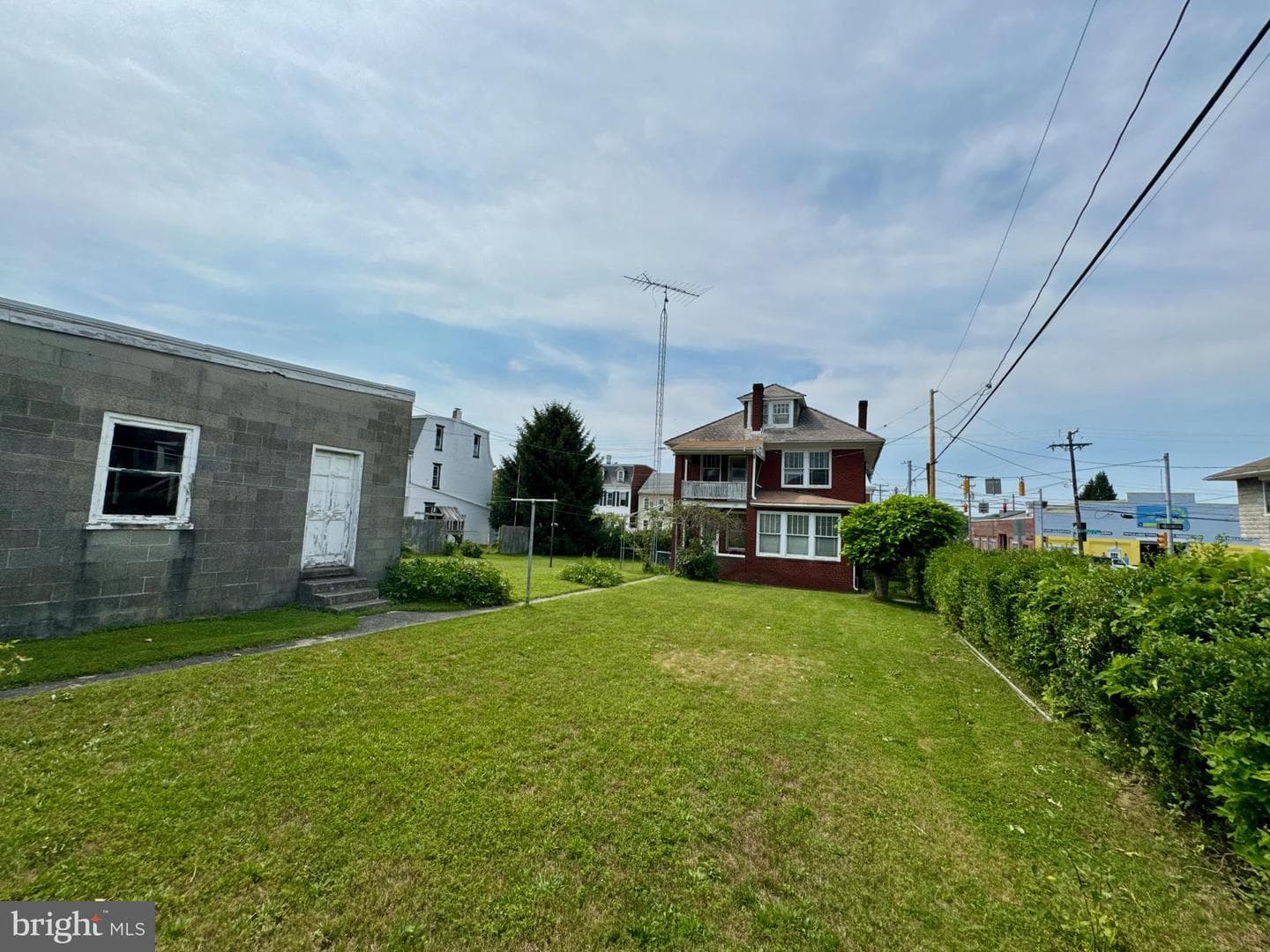 990 E Philadelphia Street photo 11