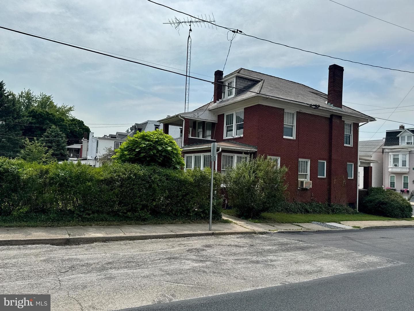 990 E Philadelphia Street photo 13