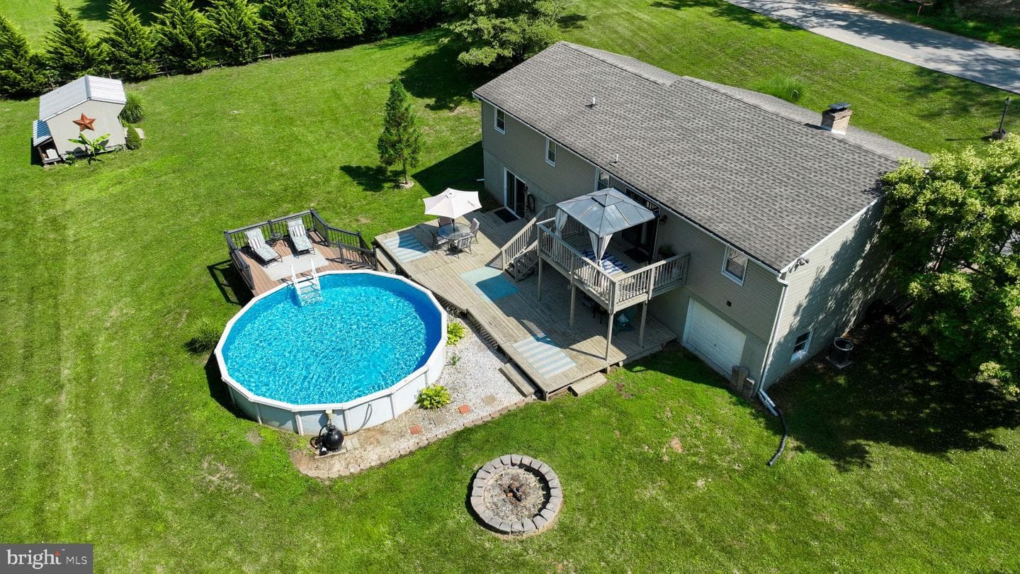 888 Country Lane photo 2