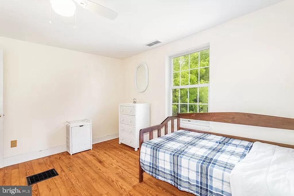 24171 Adelaide St photo 15