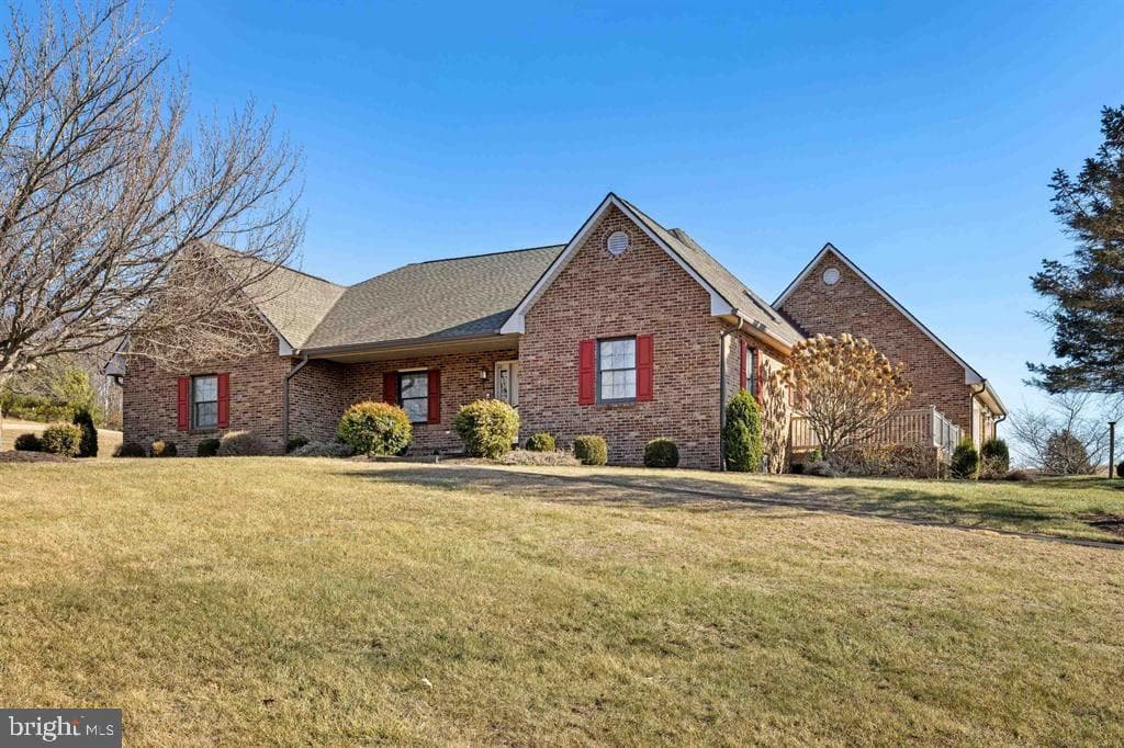 147 Bon Lea Drive photo 3